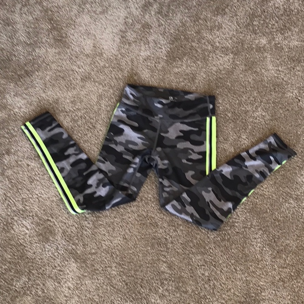 Camouflage leggings with stripes on the side